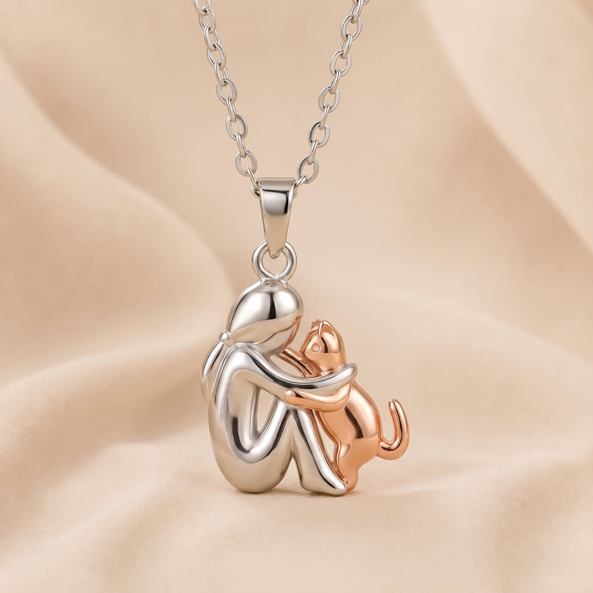 Collar Abrazo Eterno con gato, acabado en oro rosa