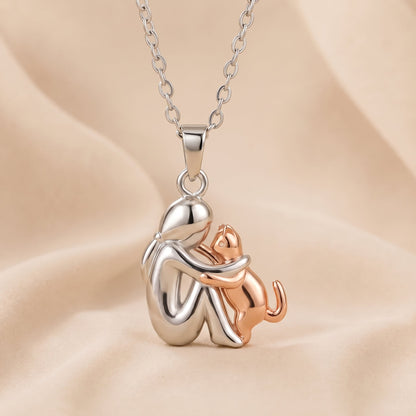 Collar Abrazo Eterno con gato, acabado en oro rosa