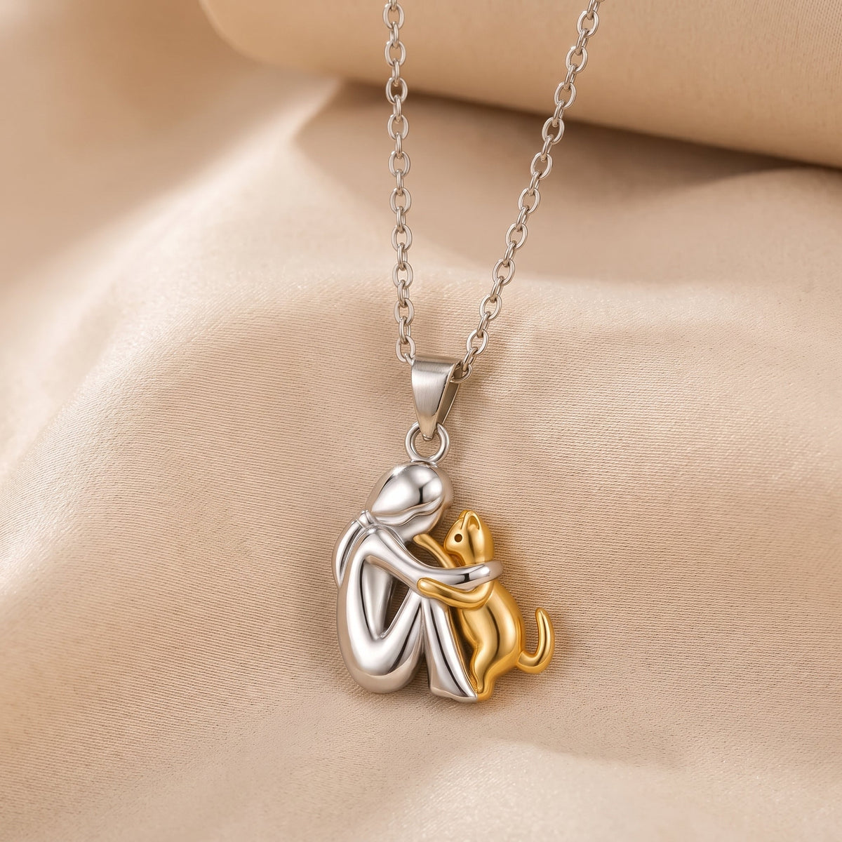 Collar Abrazo Eterno con gato, acabado en oro