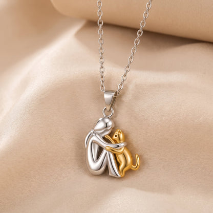 Collar Abrazo Eterno con gato, acabado en oro