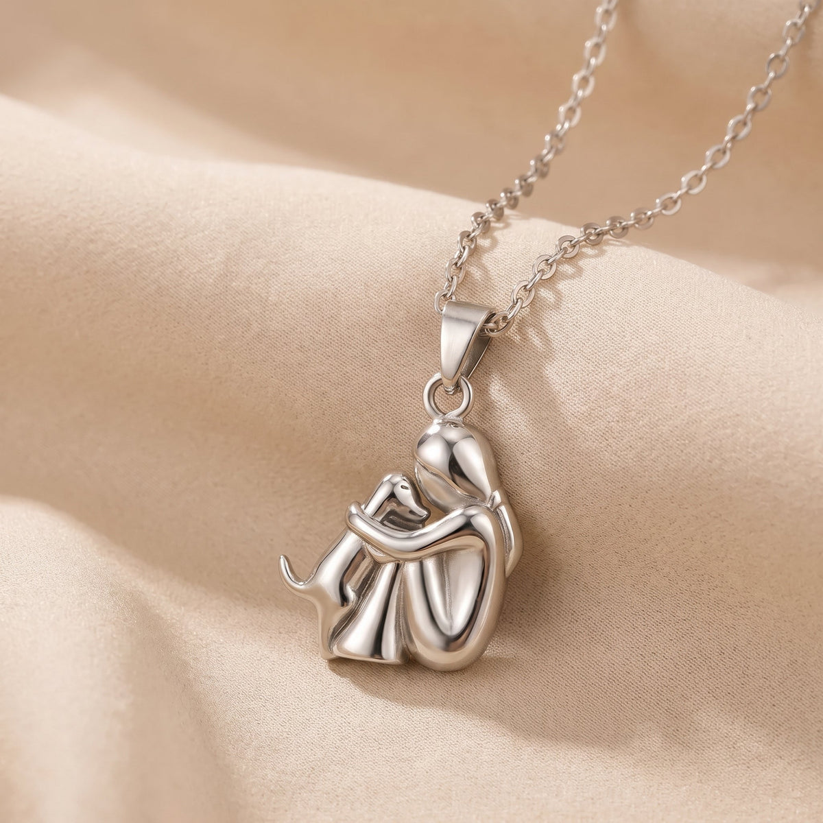 Collar Abrazo Eterno con perro, acabado en plata